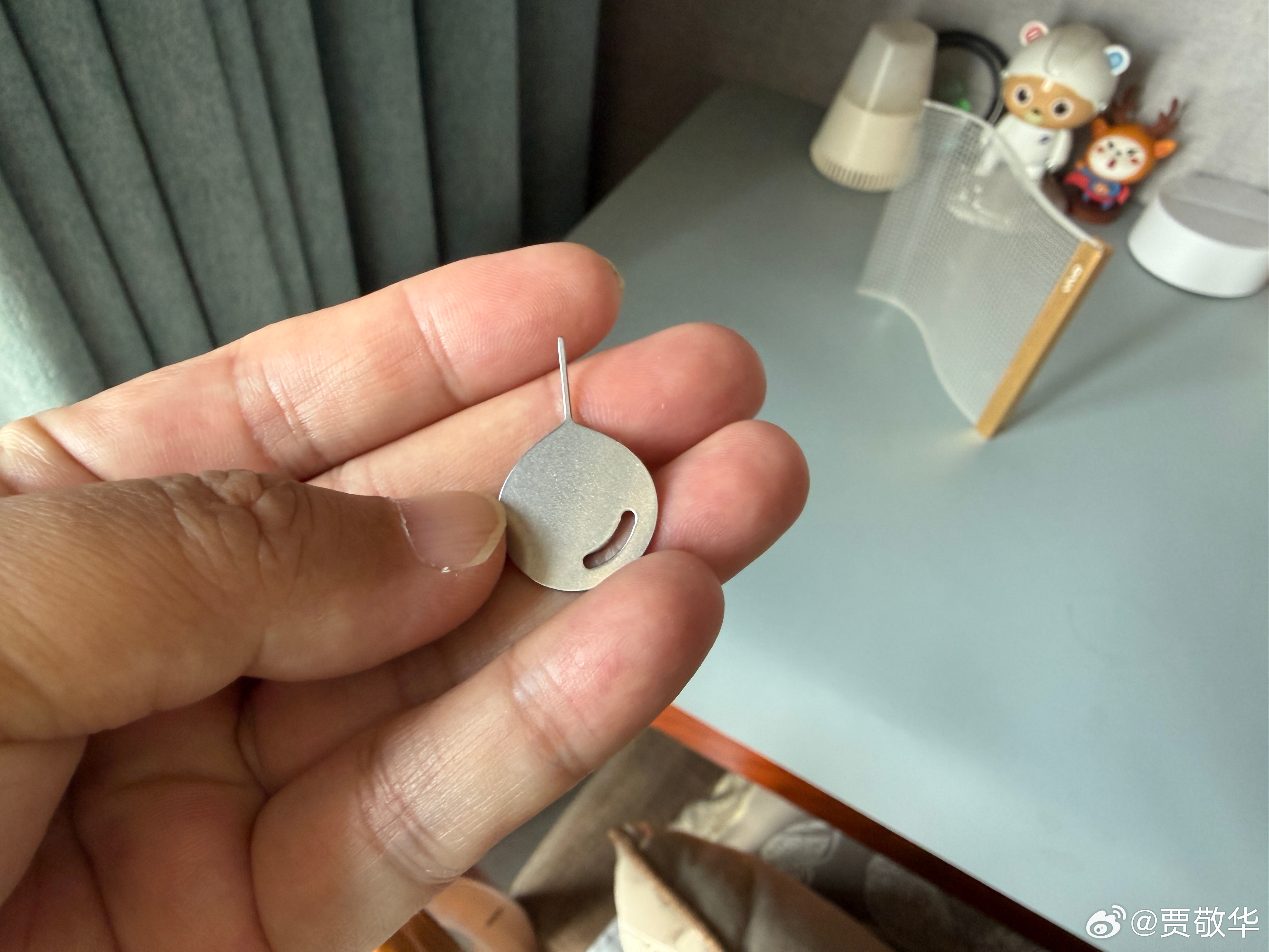 刚翻到了一个非常老的配件，SIM卡针。不过，很多人可能不知道这是哪款手机的卡针，
