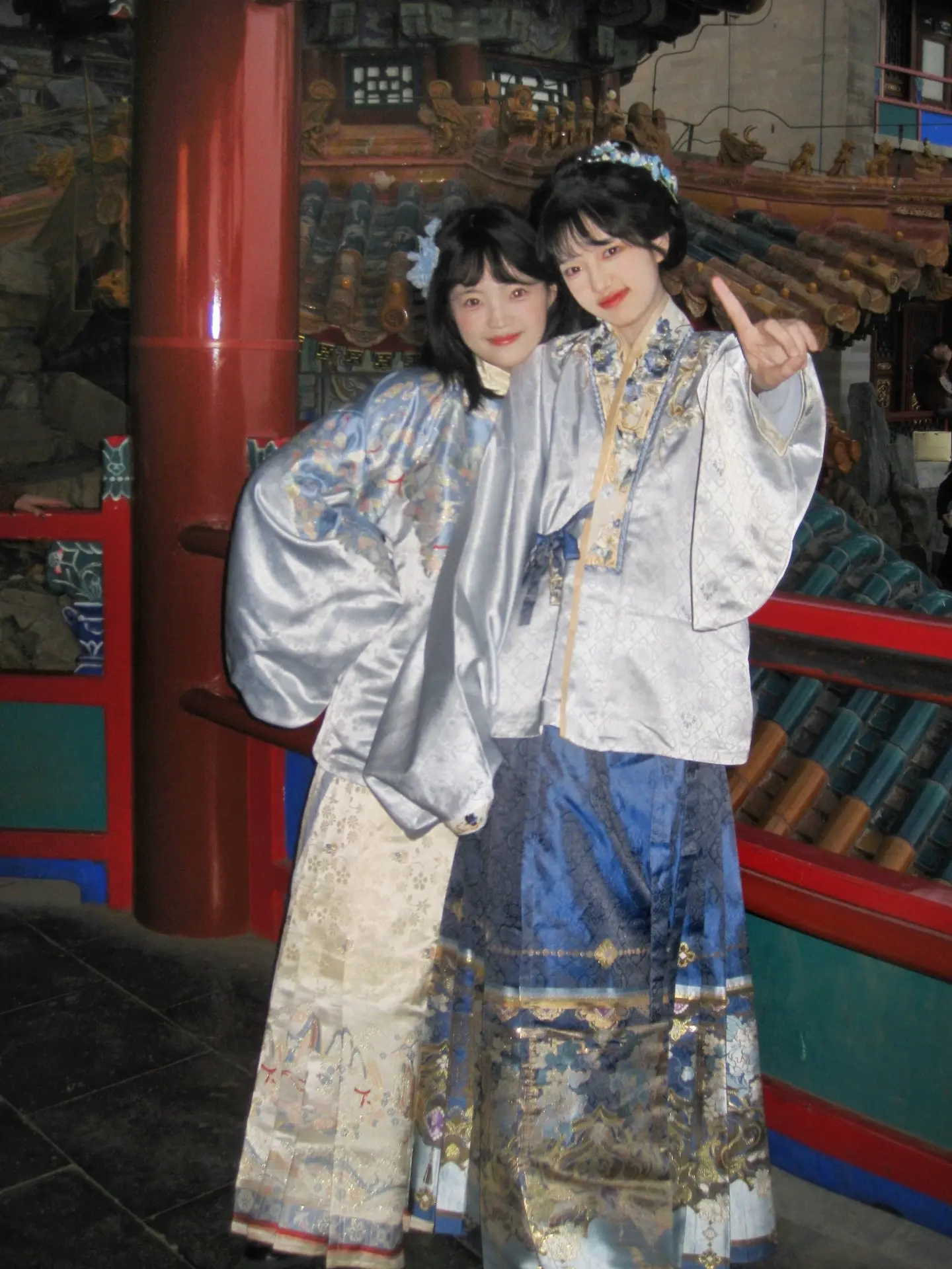 和朋友一起穿汉服旅游就会得到..