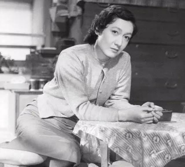 昭和女神原节子26岁被献给麦克阿瑟，终身未嫁，被誉为永远的圣女。
说起原节子，大