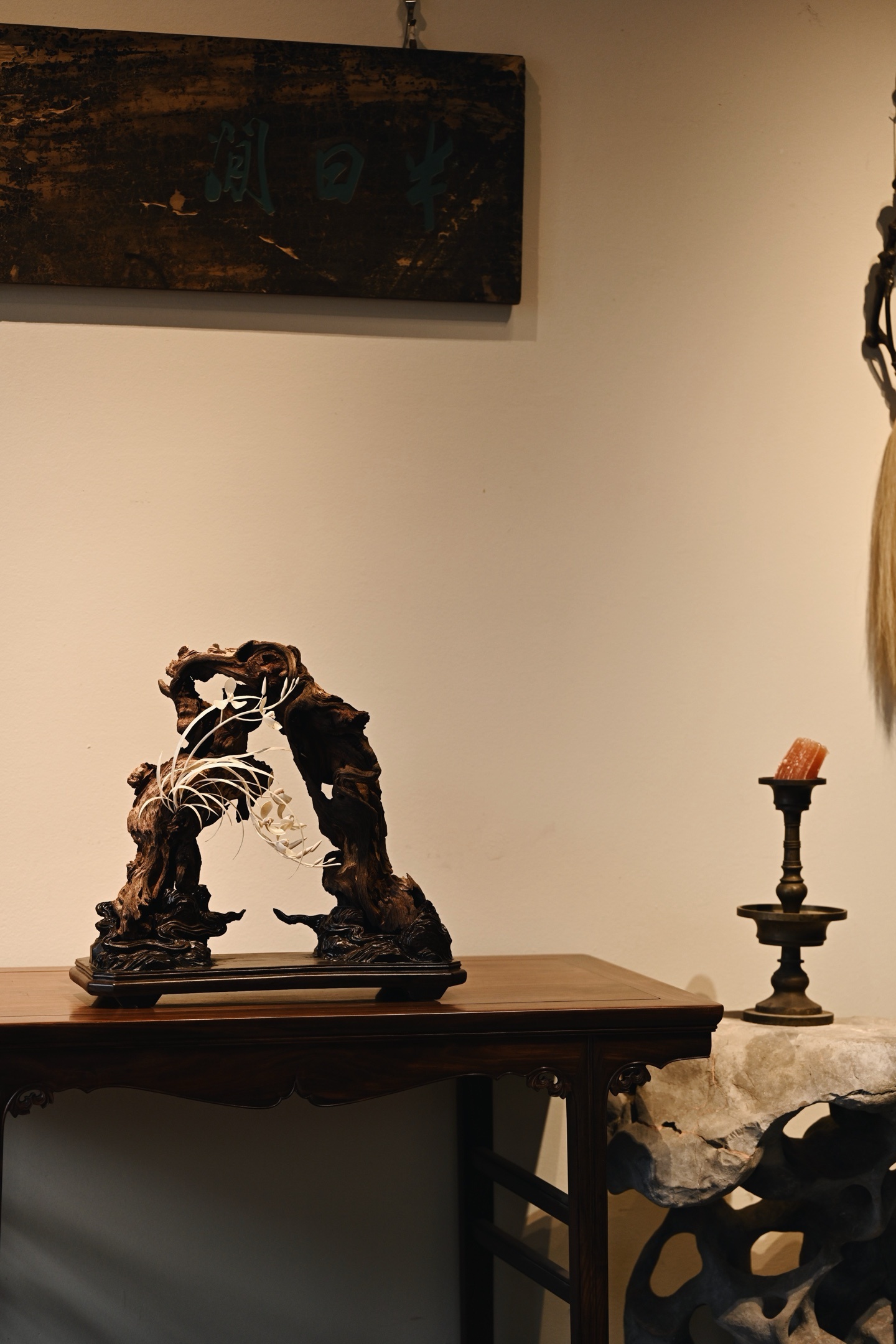 降真香x猛犸 | 清风妙兰 摆件以天然风化料为景，精雕兰花舒展，花瓣细腻，花茎婉