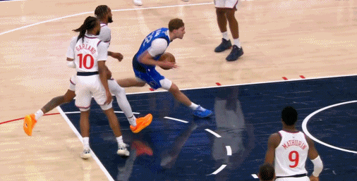 未来之星！佛拉格战斧隔扣预定今日五佳！
在今天NBA常规赛独行侠对阵快船的第一节