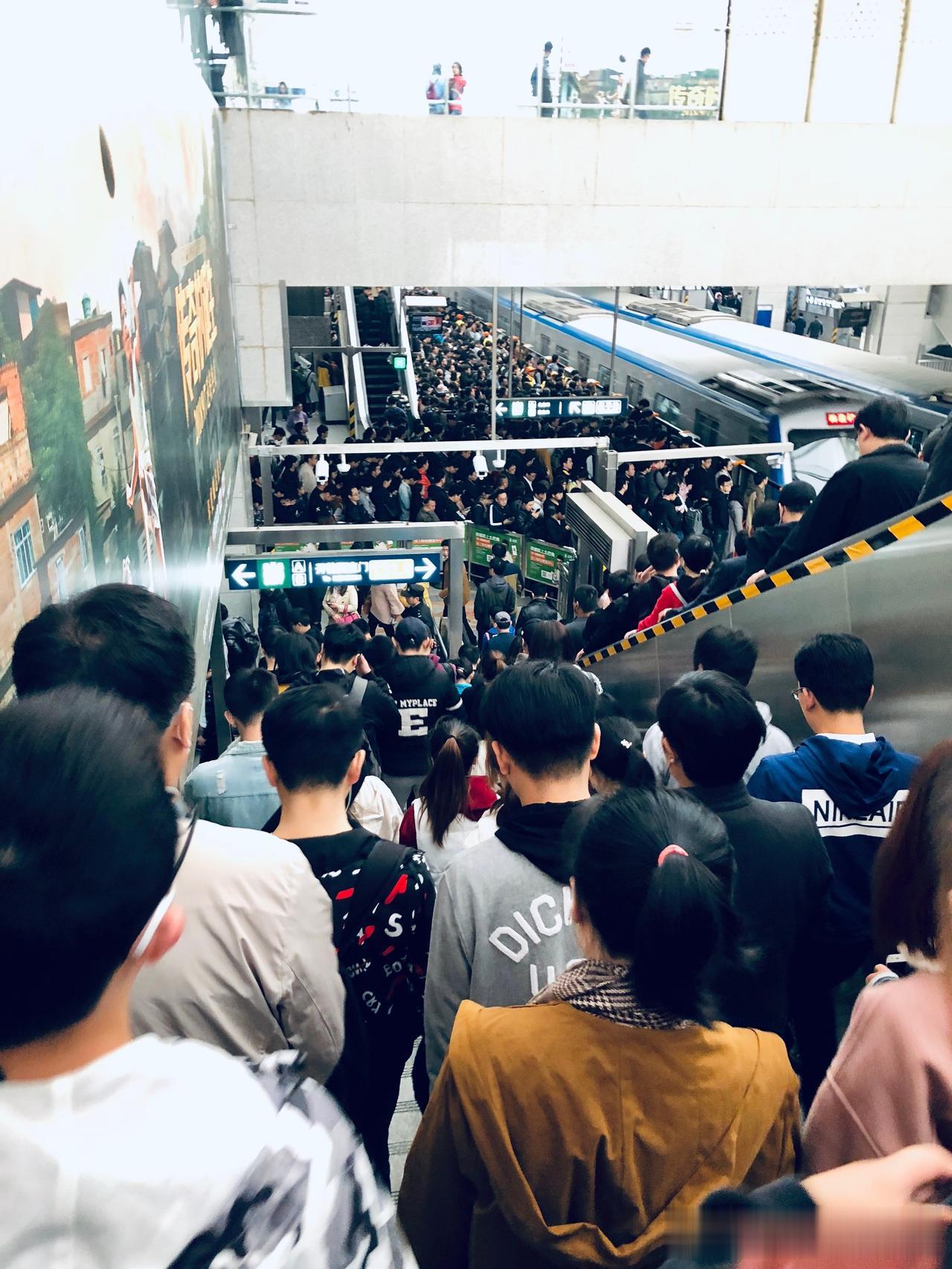 #地铁普遍亏损背后：为何武汉最赚钱#本大仙分析：地铁亏损最大的原因，是因为“绝对