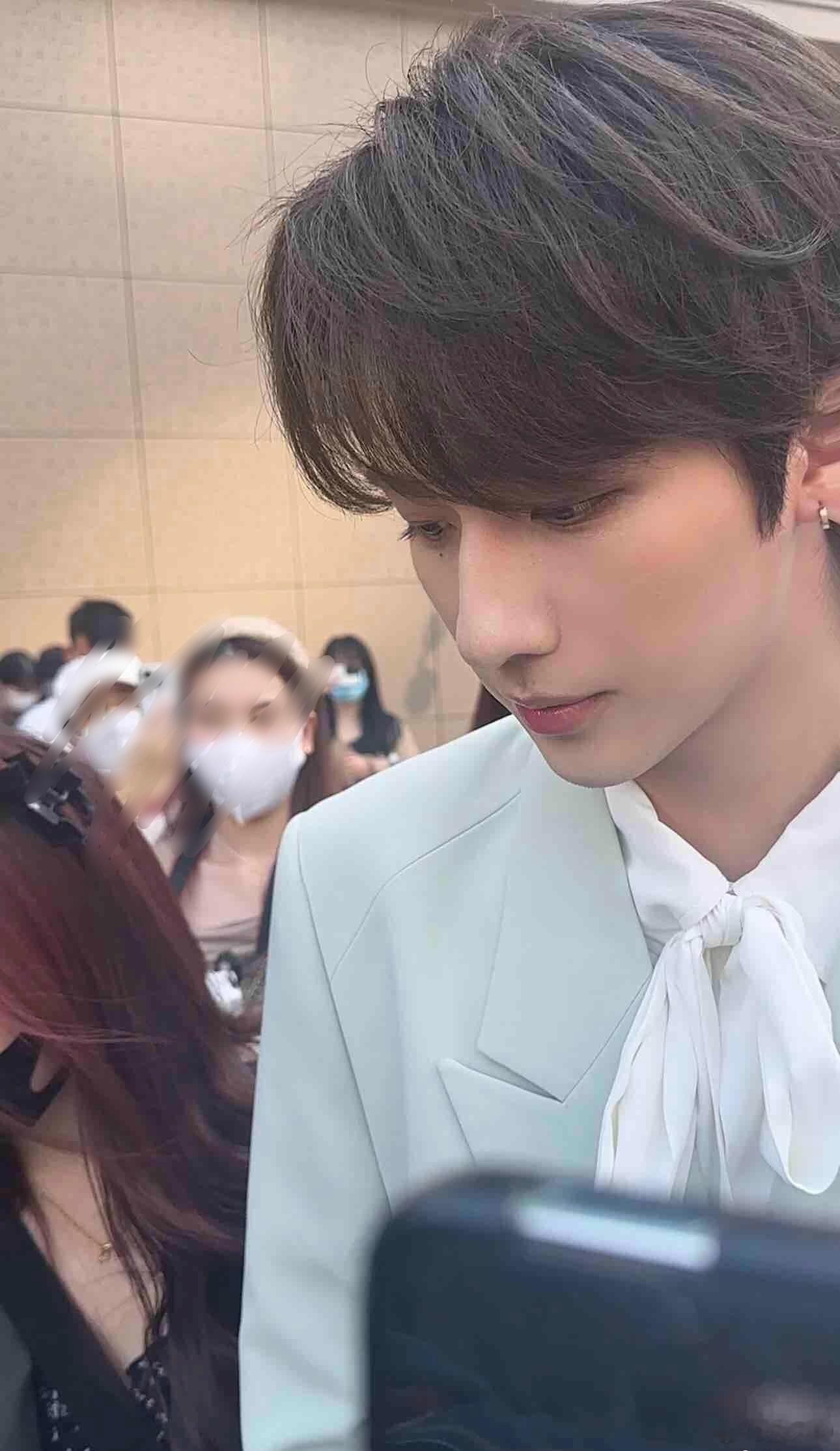 李宏毅真的好piu 亮好精致奈雪/雪碧线下真的封神[流鼻血] ​​​