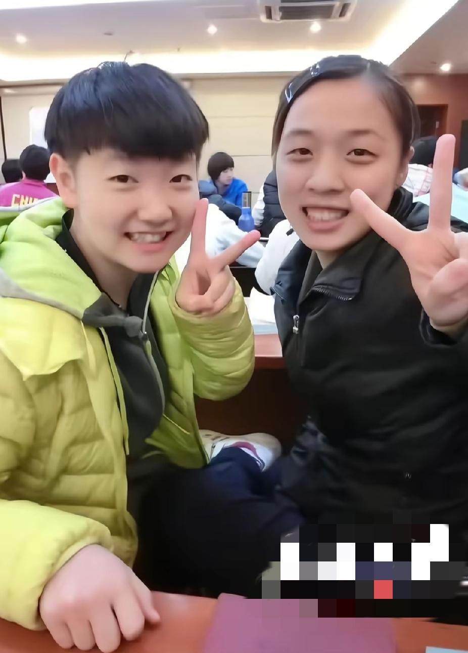 谁懂啊！没比赛的日子只能疯狂考古，翻出一堆幼莎的旧照直接被可爱晕了🥺
那个时候