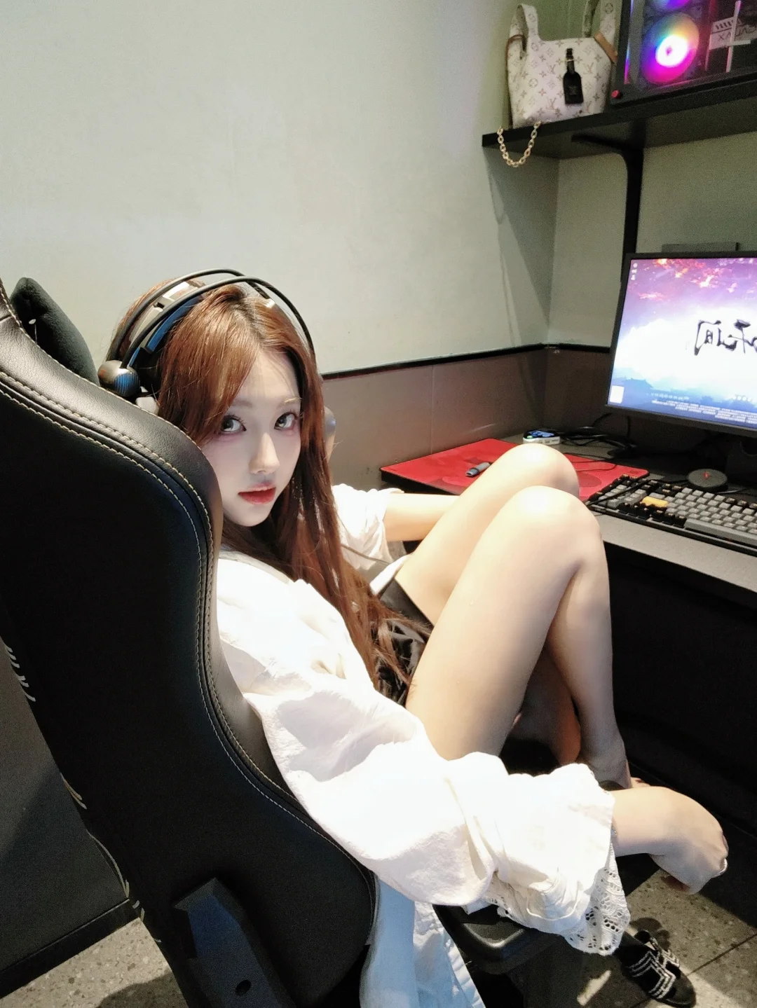 电竞少女拍照