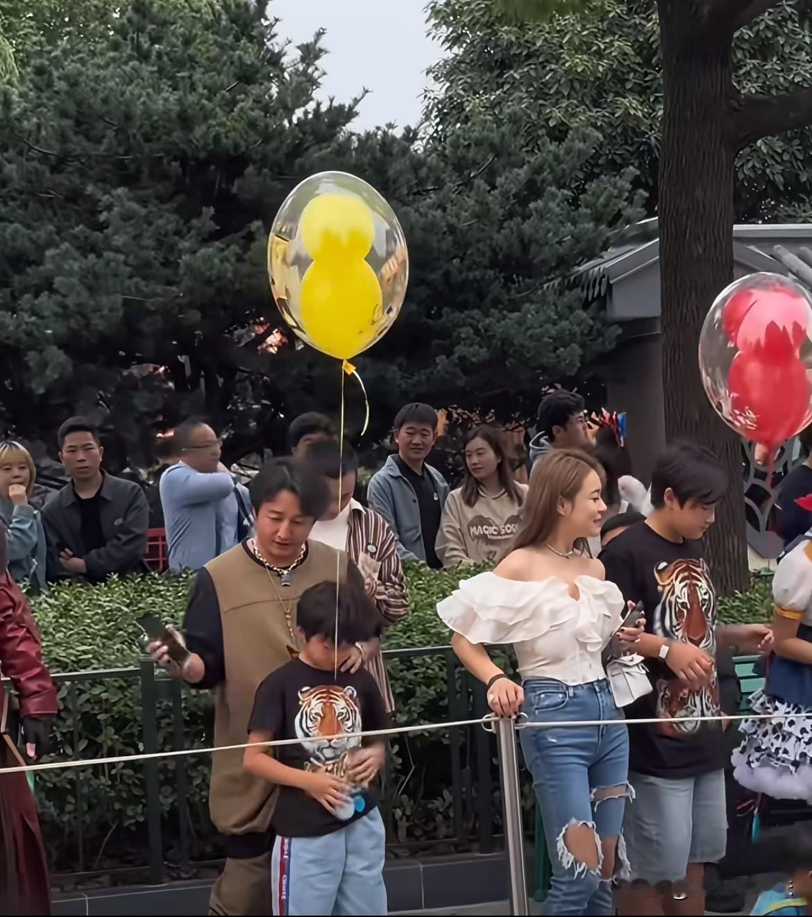 皱市明老婆出门背的爱马仕，打扮洋气十足！
在一旁的皱市明跟个大妈似的，像孩子的保