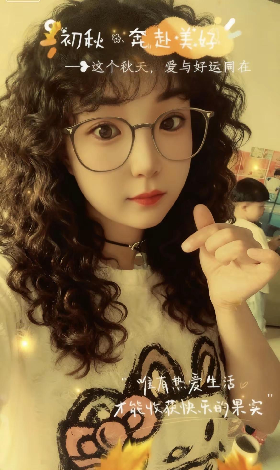 秋风一吹，头发先卷了。
不是为了好看，是为了一点念想——卷发一烫，好运就来了。