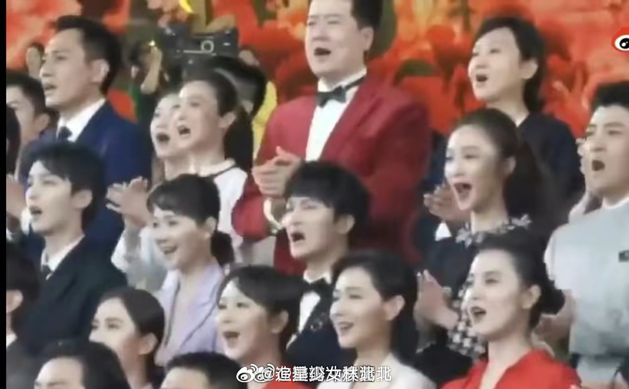 初中教材上有谁？周深！你们找到没？粉衣服旁边，红衣服后面！ 