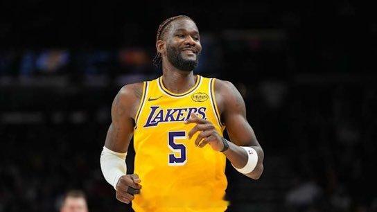 据Jake Fischer报道，湖人队并不认为德安德烈·艾顿是他们中锋位置的长期