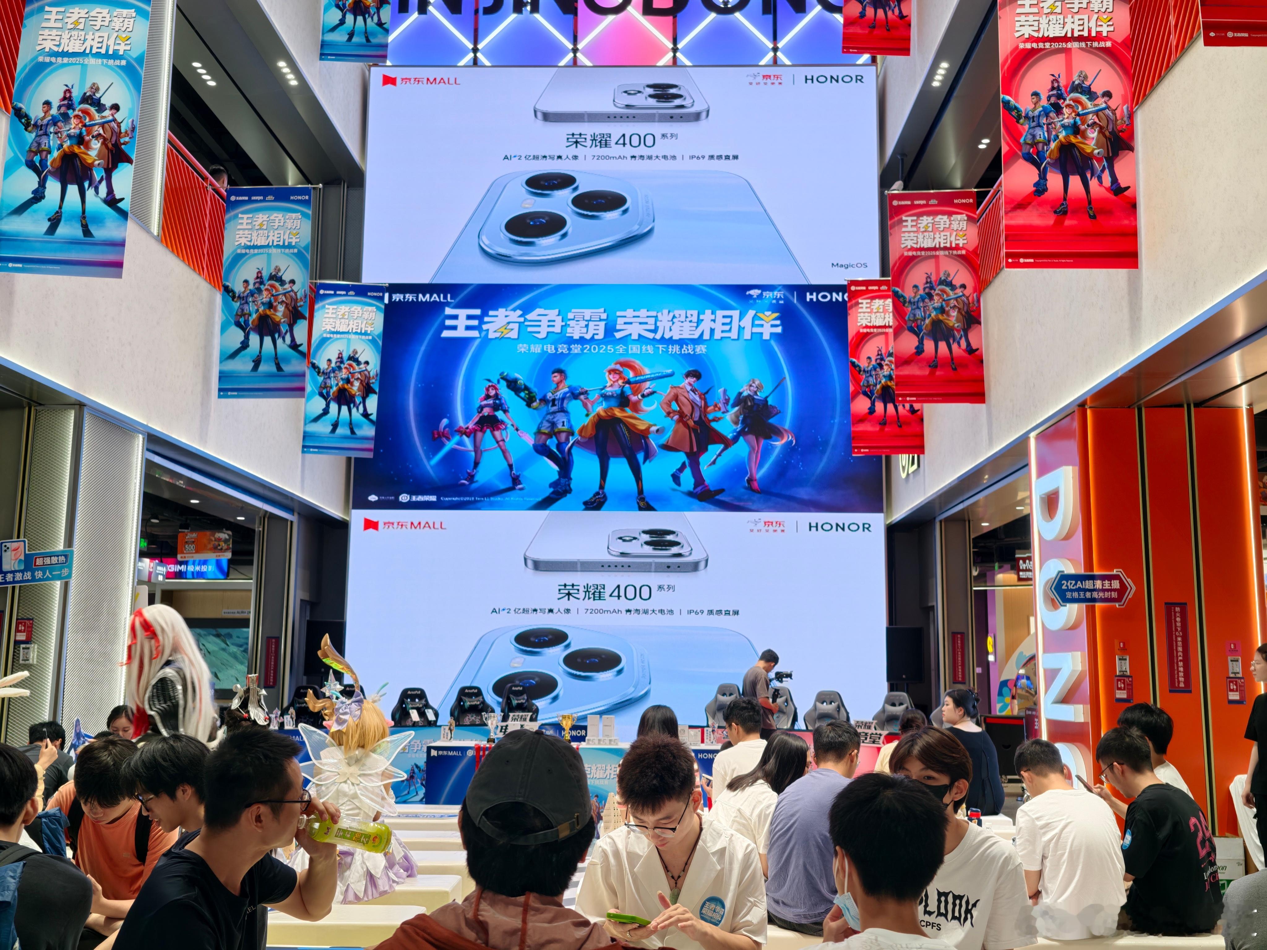 我又来京东MALL了，这次碰到了荣耀400系列在这搞电竞比赛，不知道我能上去杀两