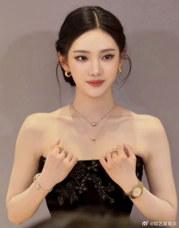 宁艺卓宝格丽公主宁艺卓是宝格丽公主吧，今天亮相活动完全豪门千金来的，宁宁你美宁艺