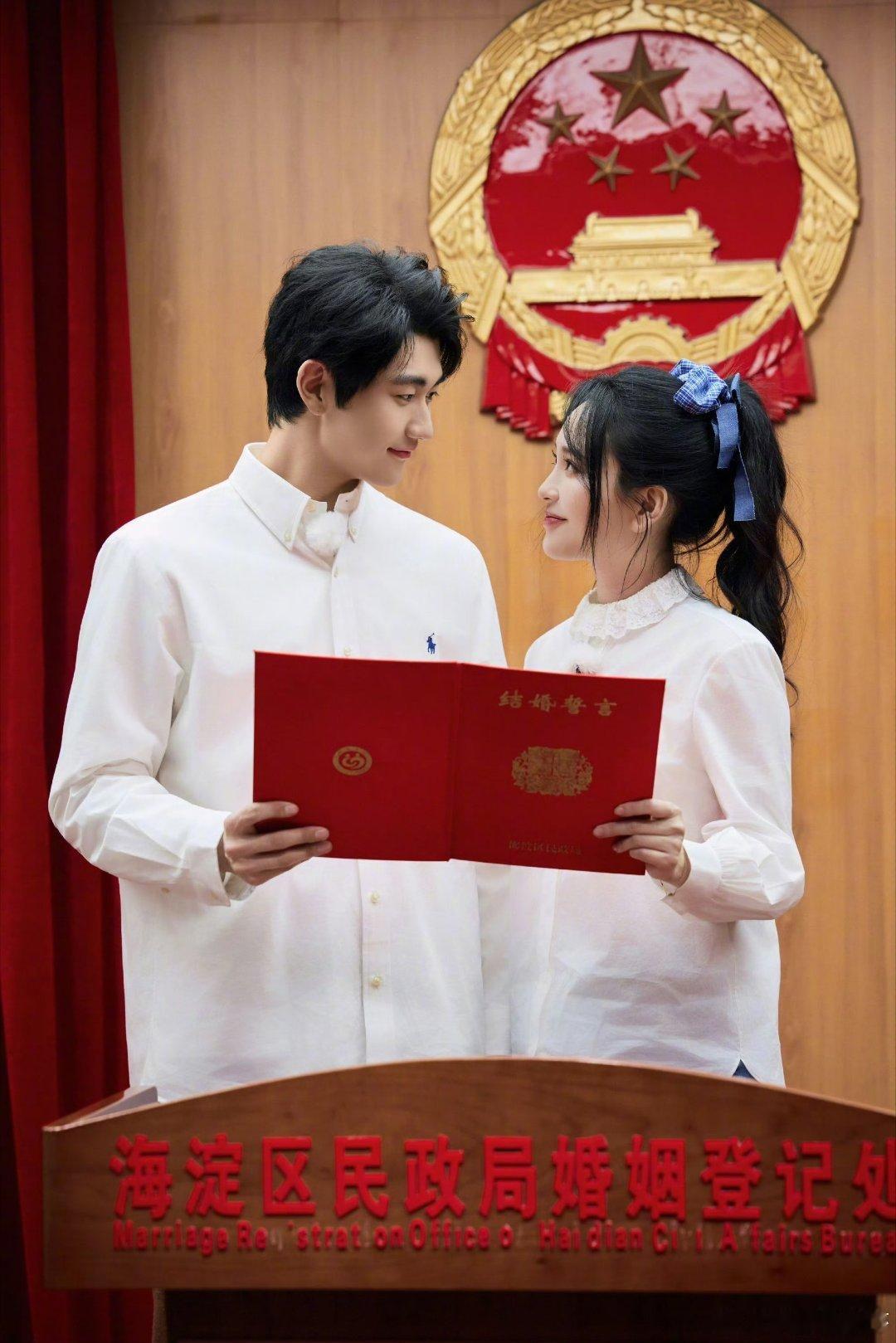 金莎孙丞潇领证还挺甜的，之前就看到求婚了吧。而且金莎好漂亮啊！ 