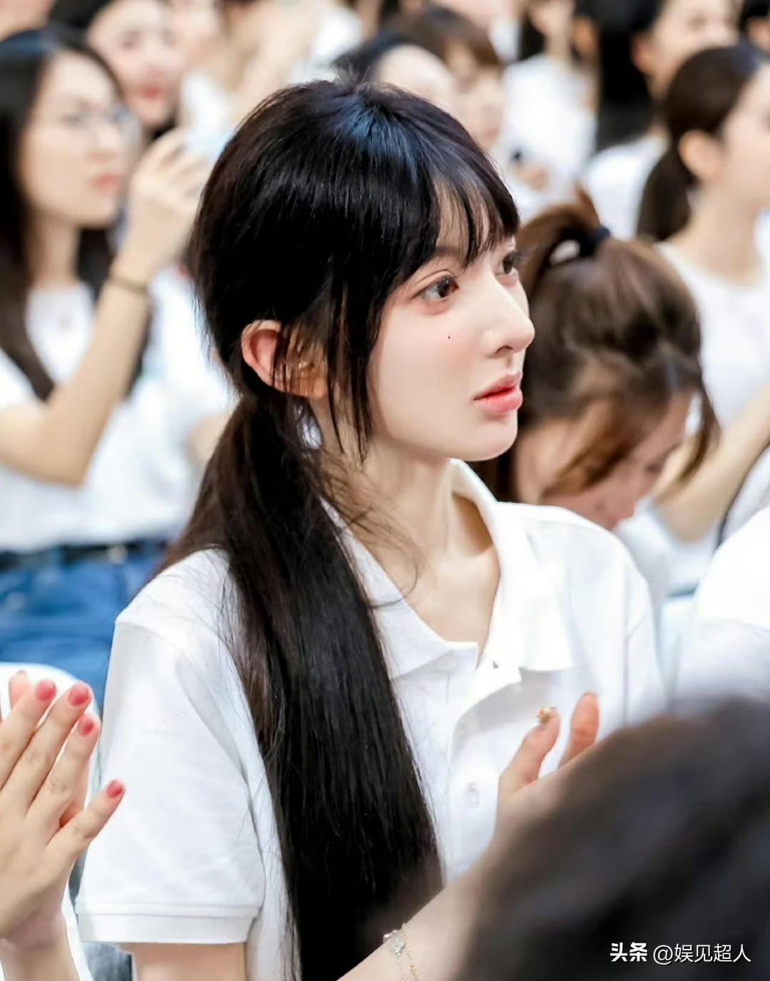 之前艺考时，有个女生因为天生底子好、素颜太好看，被考官接连擦了5次脸检查妆容，连