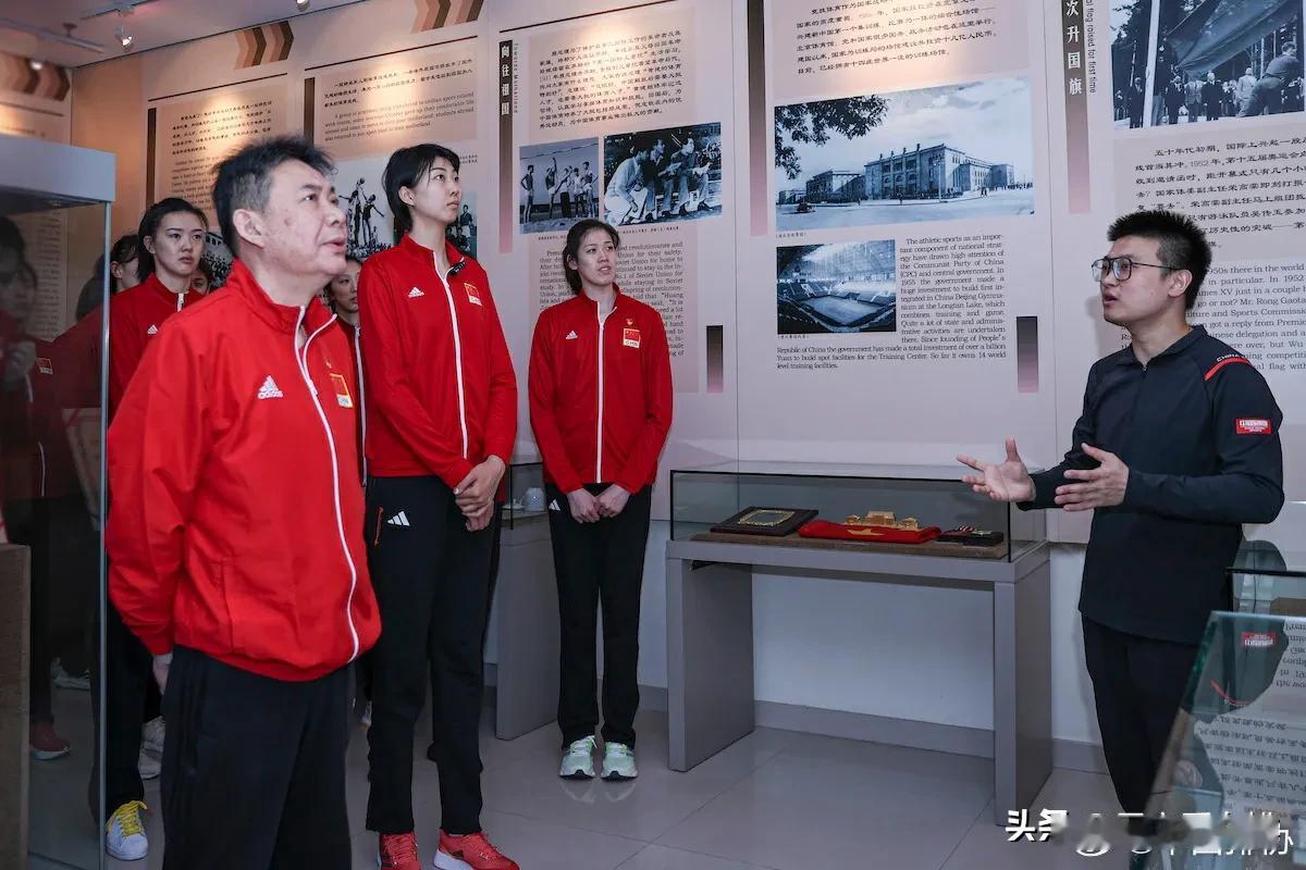 #女排教练为何选择蔡斌？#
这个问题需要问排管中心！
东奥后，郎平离开，女排教练