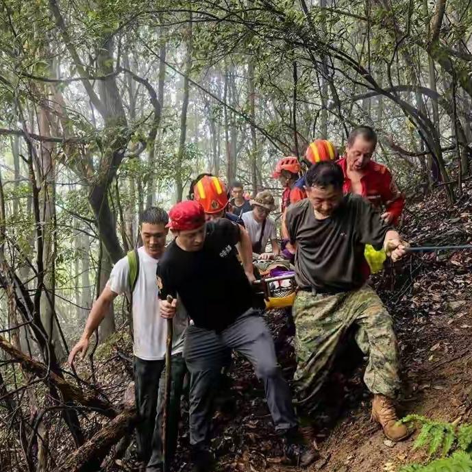 梅雨季登山，危险说来就来！6月22日，永康历山一名20多岁徒步者，为追队伍踩中腐