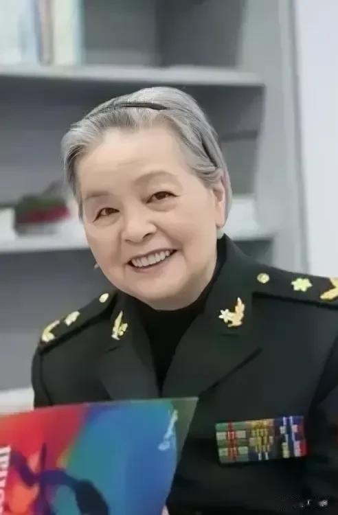 1972年，医学泰斗陈菊梅躺在床上，打完麻药，平静的对身边助手说:拔光我所有的牙