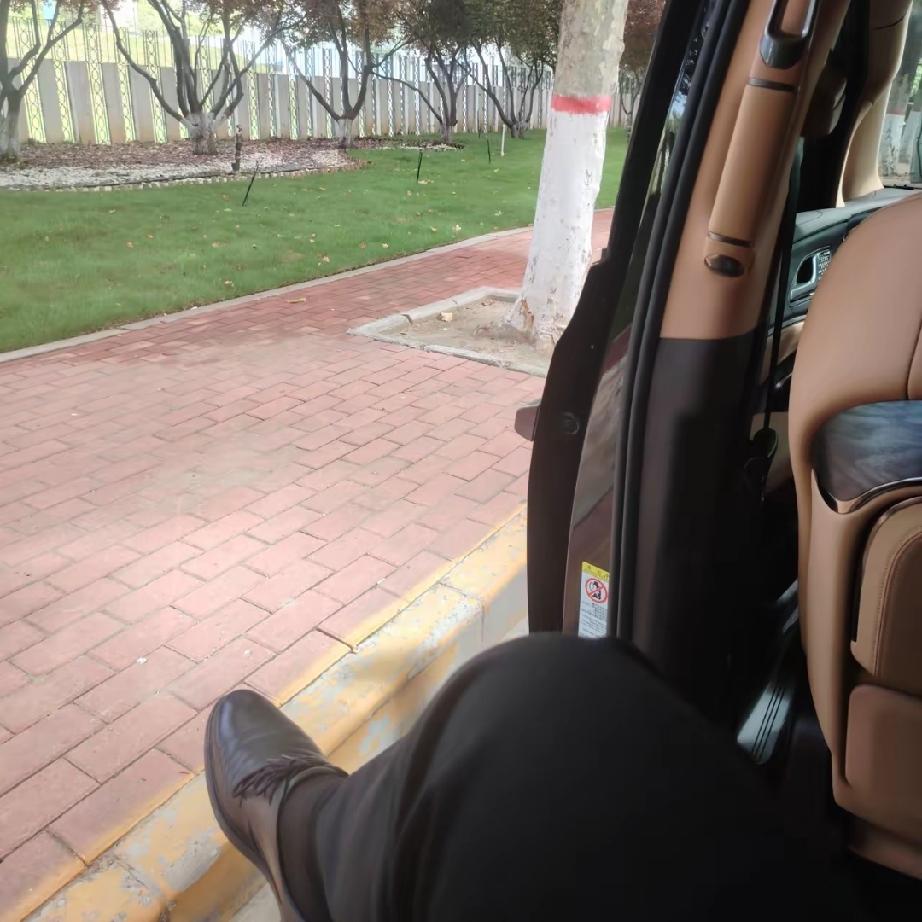 坐40万商务车，却为5块钱反复砍价？这波操作真看不懂。
 
最近听跑商务车的师傅