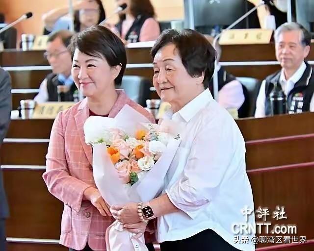 卢秀燕最后一次接受台中市议会的质询被赠送图画，并被祝福“燕子迎春护台湾，卢市长更