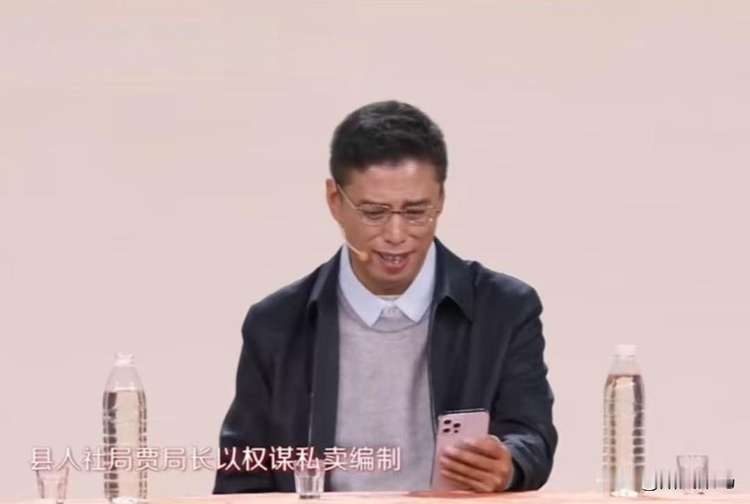 贾旭明这个反腐小品能在江苏卫视刷屏，根本不是审核胆大，而是态度到位。敢把萝卜招聘