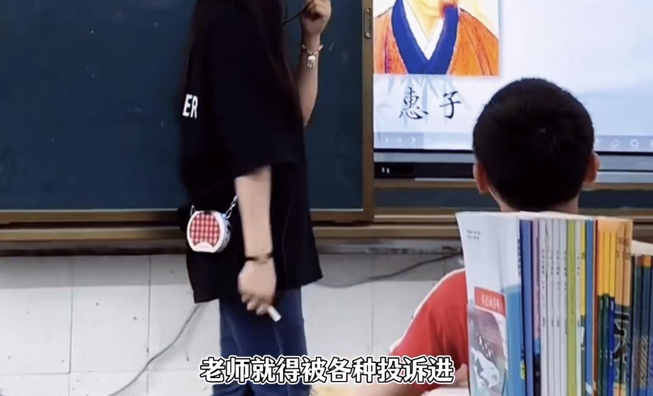 宝妈，逼疯班主任、搞破防校长，连复旦教授都没能幸免。
凭一己之力，让全网见识到：