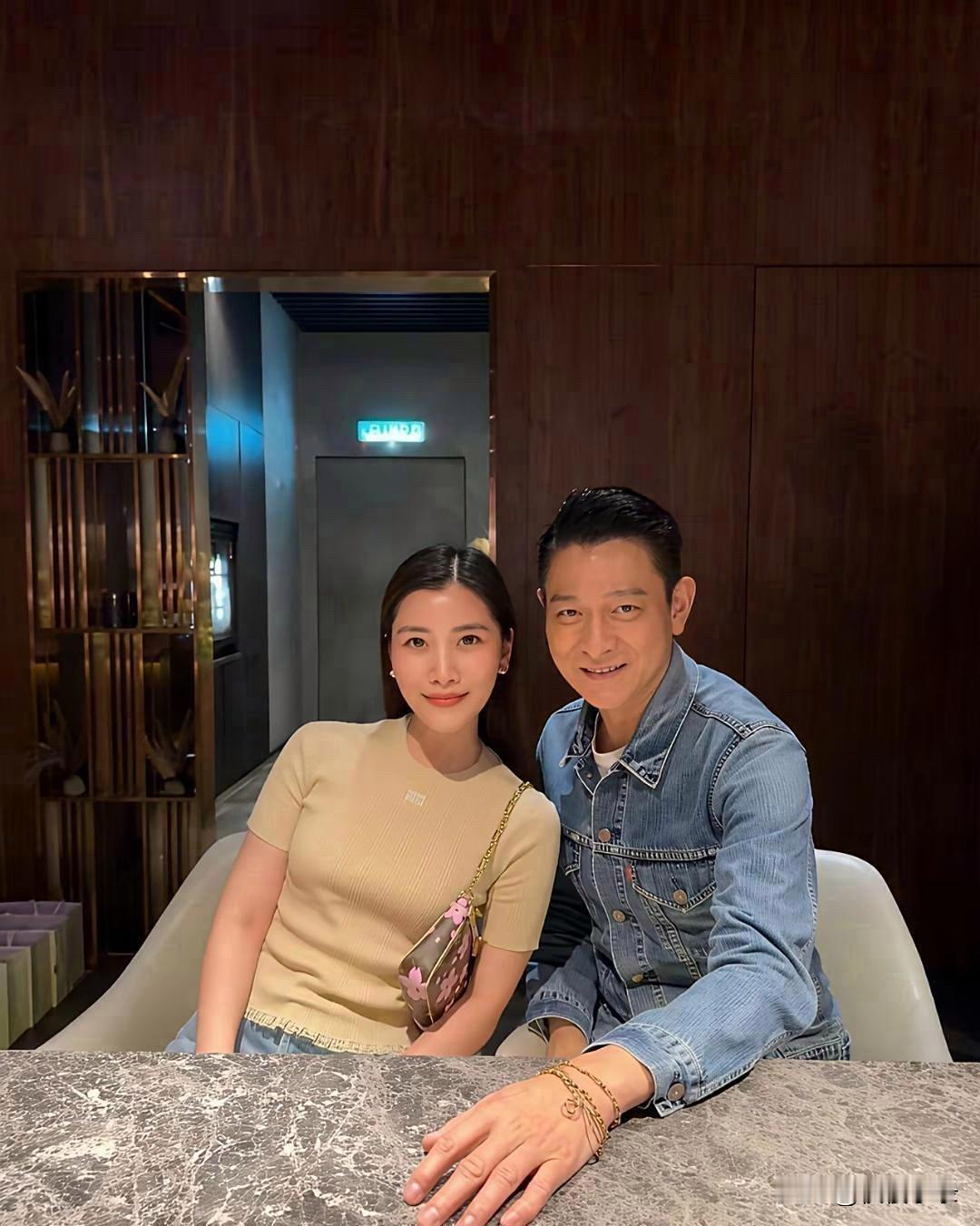 刘德华跑去马来西亚见朱丽倩家人咯！近日，马来西亚名媛陈雪铃在社交平台晒出和姐夫刘