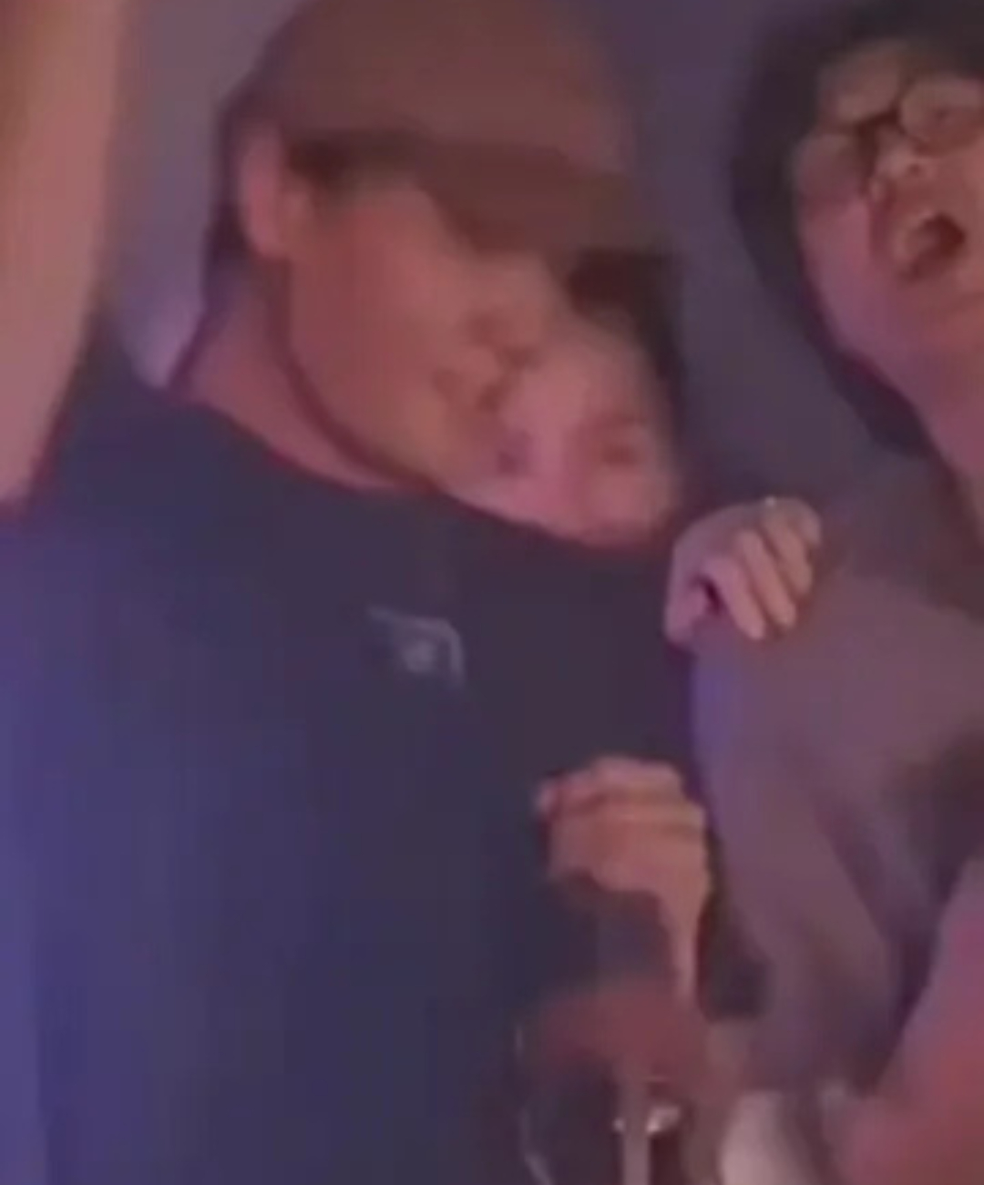 王菲无名指疑似戴了钻戒王菲无名指那抹闪光，又把大家的八卦雷达戳得嗡嗡响