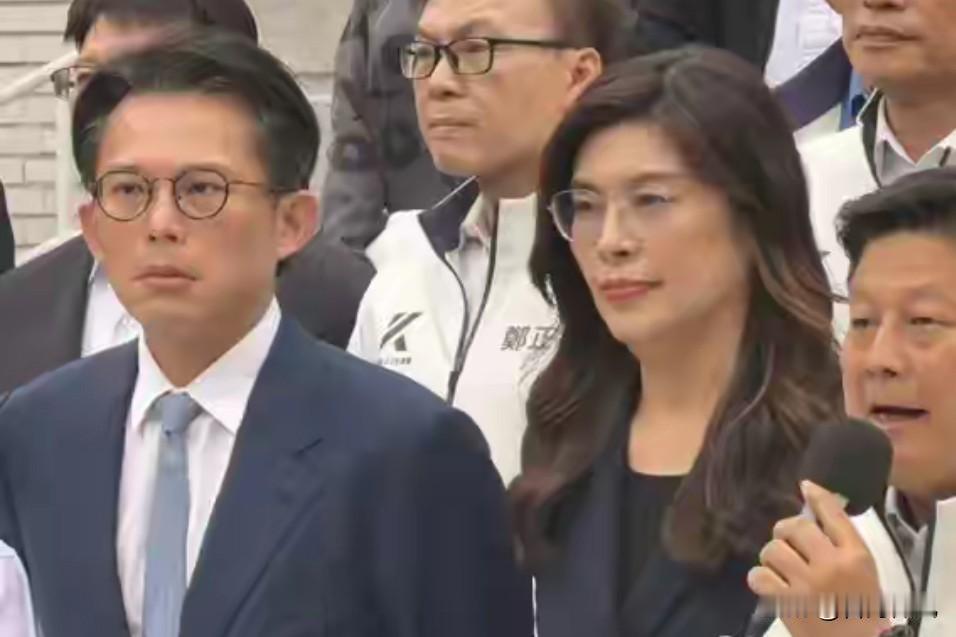 黄国昌这出戏唱得憋屈啊！嘴上喊着“说到做到”，结果连个纸片子都没落下，这不纯属“