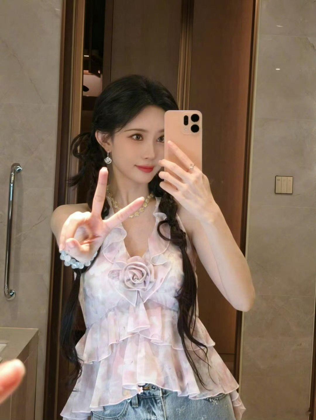 孟子义对镜自拍live图孟子义比耶对镜自拍live图 孟子义对镜自拍live，粉