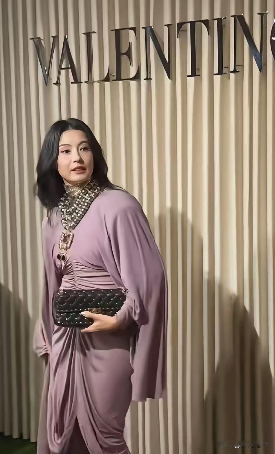 张柏芝这事儿吧，
这个黑她的视角我是真搞不懂，
居然有人专门盯着她活动生图吐槽双