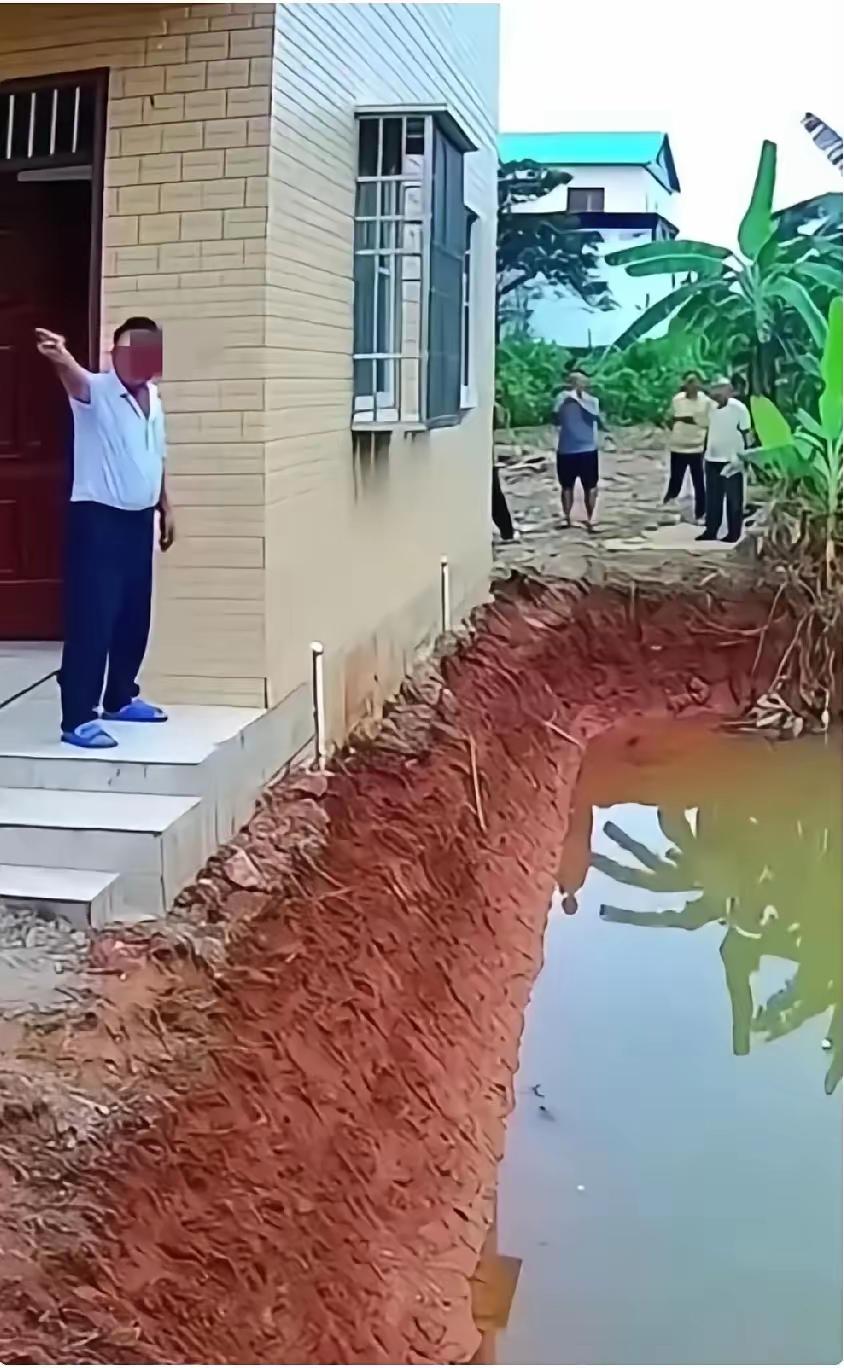 广西这位老表，是真敢干！
​​自家合法获批的宅基地，不建房反倒一铲子挖到两米深，