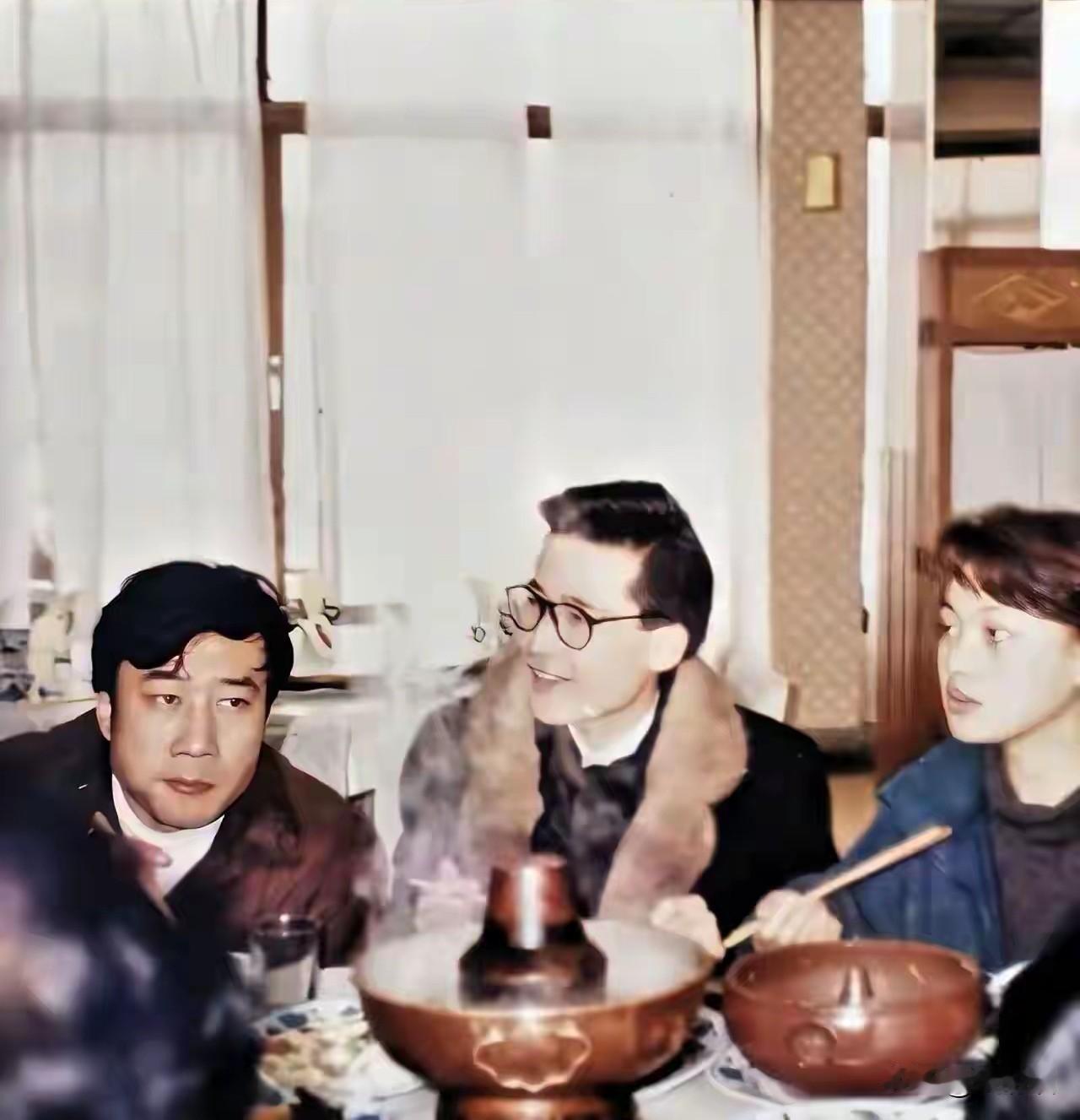这张照片是90年代三位演艺界明星聚在一起吃老北京铜锅涮肉时的合影：我只认出了乌发