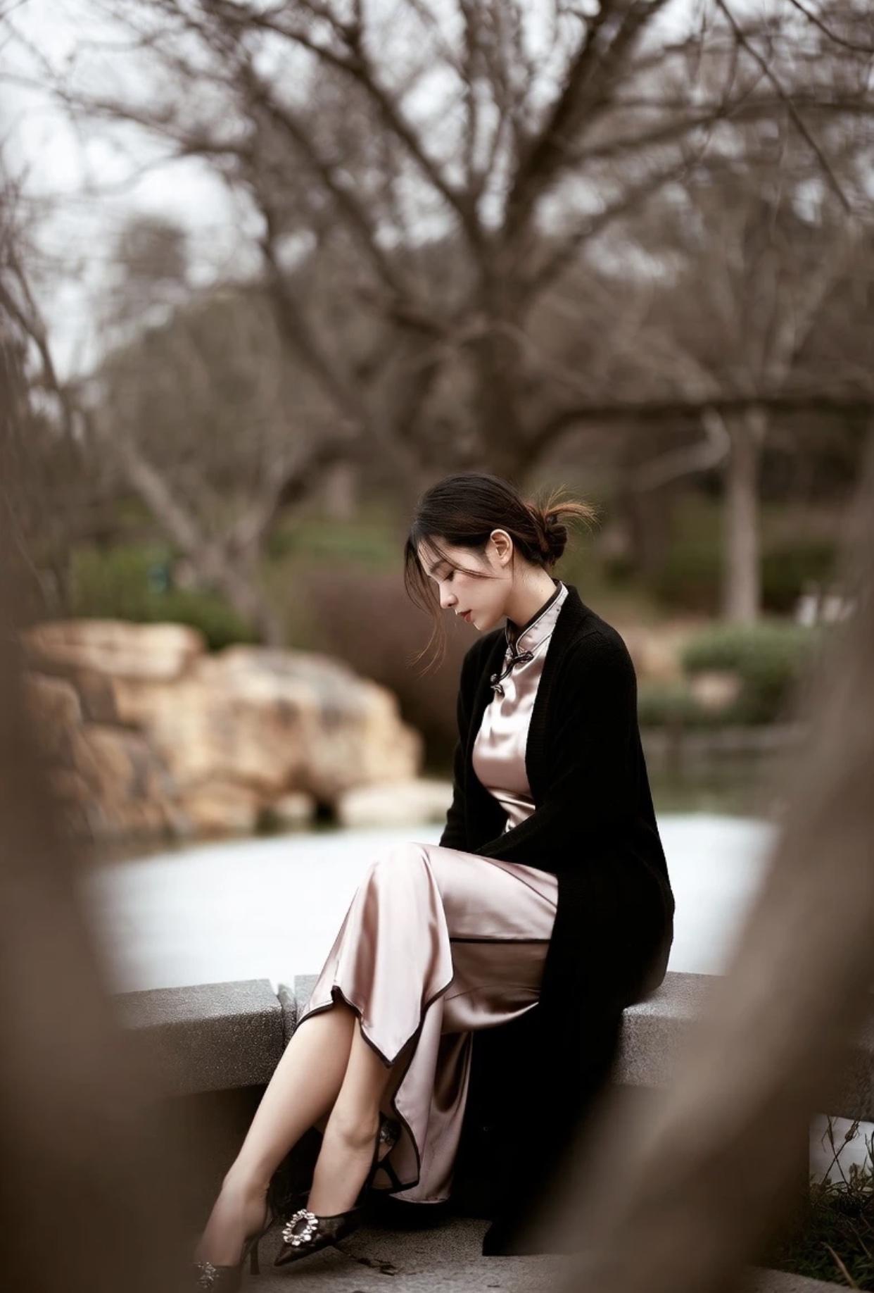 红袖添香夜，静听风吹雨。红袖如昨