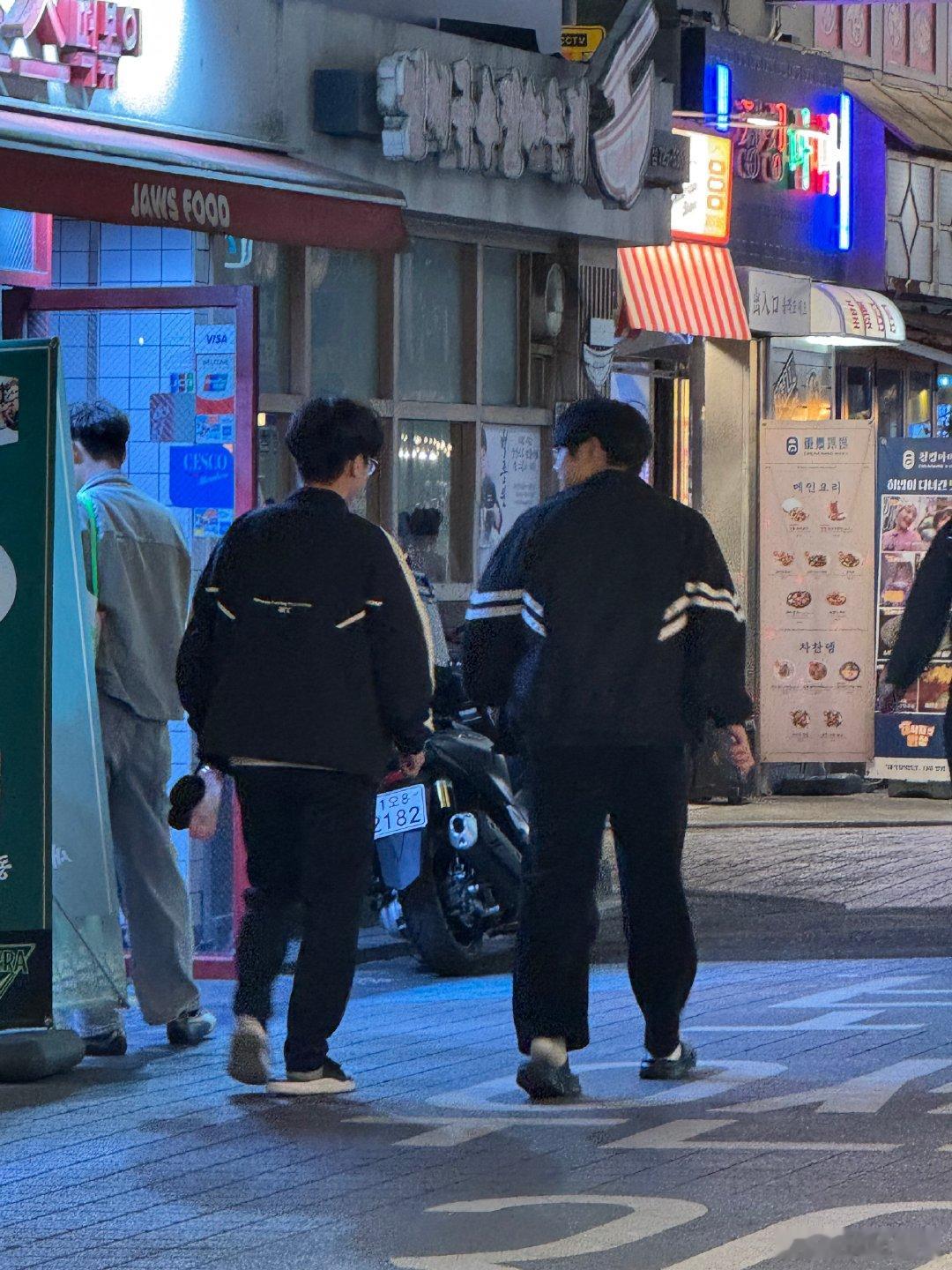 粉丝分享偶遇了小完美和Vicla趣事“在钟阁吃完饭回家的路上，偶然遇到了昇玟和大