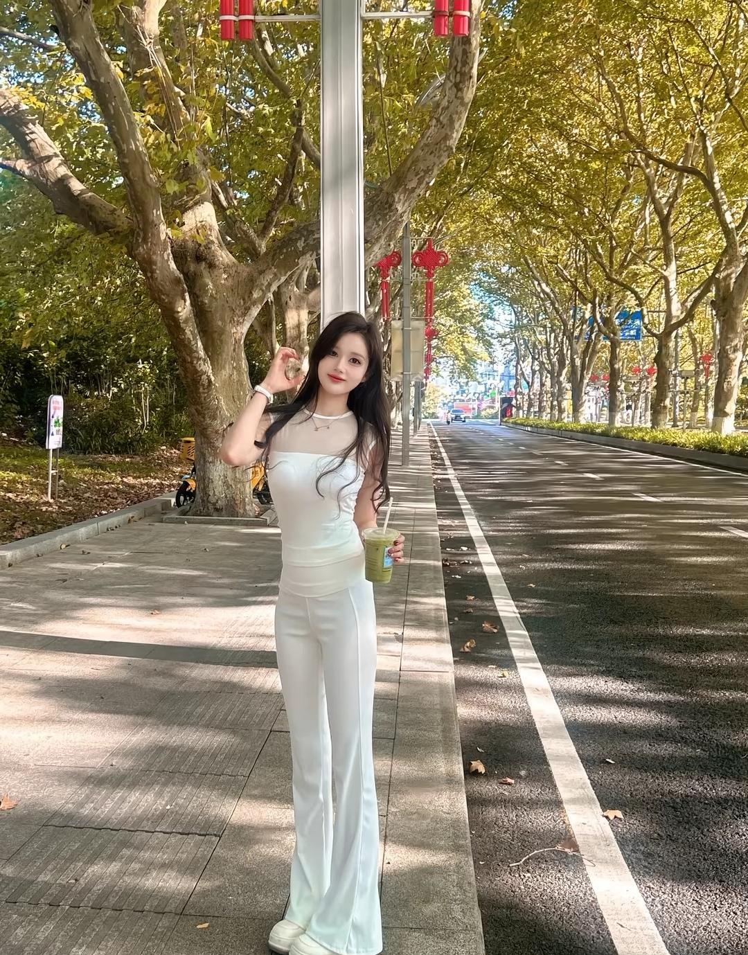 秋日漫步，白色长裤与奶茶的完美搭配🍂☕️