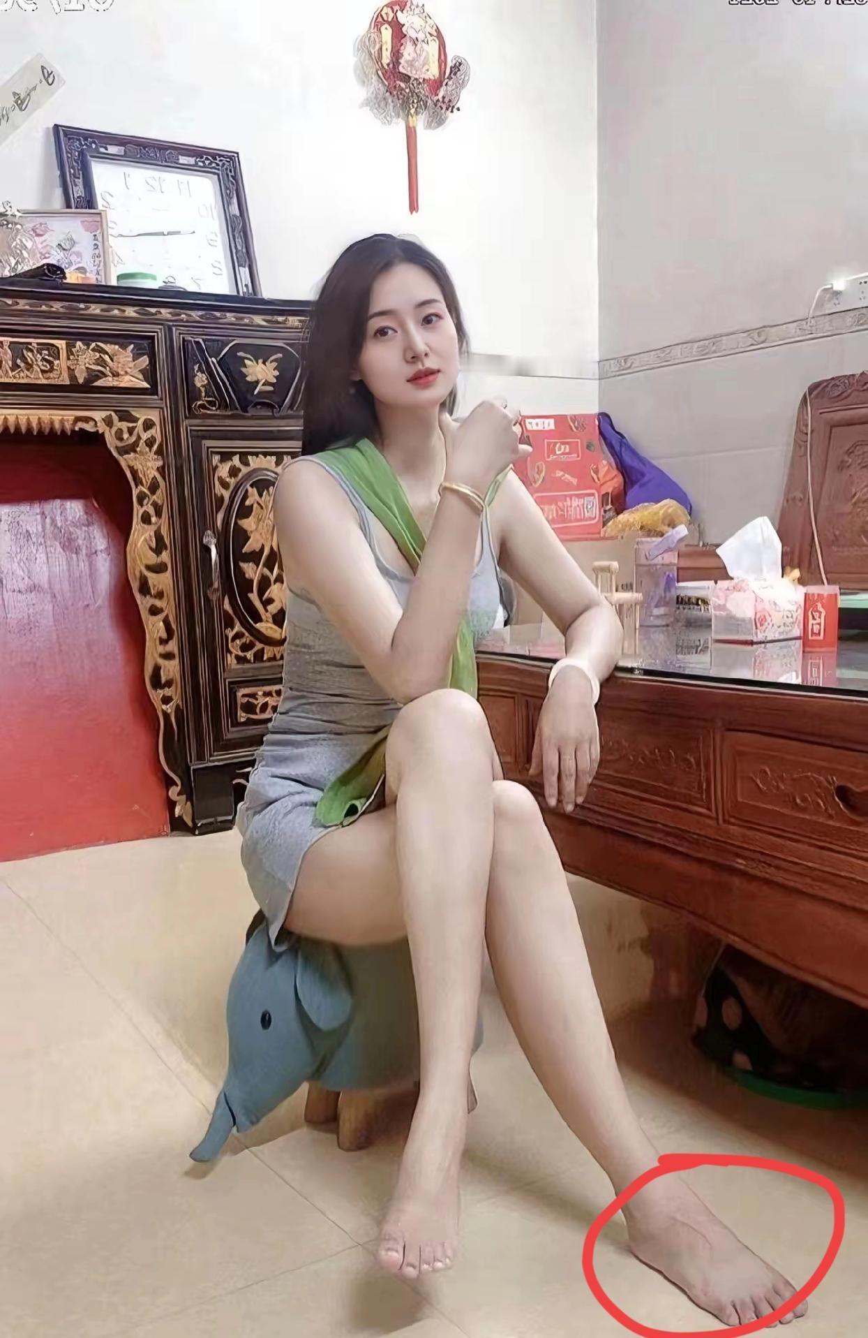 女生长得白真的可以给自己的颜值多加上几分，长得白的女生就是给人的感觉好看，你看看
