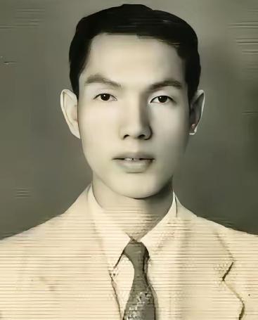 1958年，一个叫田家炳的印尼华侨带着自己的家人移居香港，并在元朗的屯门海边购买