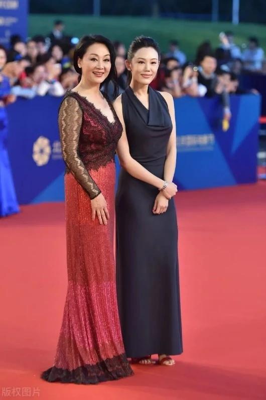都知道娱乐圈的钱好赚，就连她也把漂亮女儿带进圈了！不过她的女儿确实挺有资本，完美