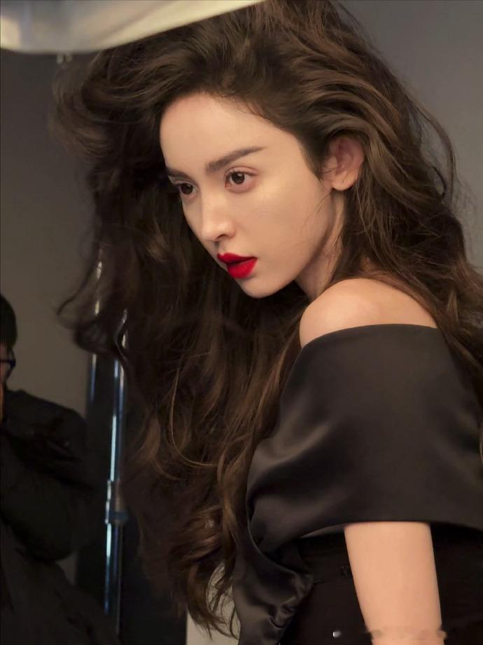 娜扎 海藻般秀发有了实感  娜扎的头发好似有一种神奇的魔力呀，让我真切地感受到了