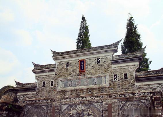 【洛带古镇】有“中国西部客家第一镇”之称，镇上居民客家人占9成，因此又被世人称之