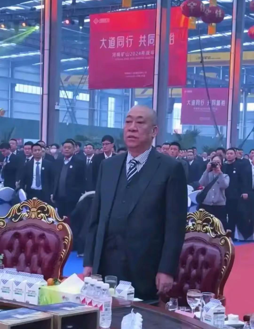 3月7日，崔培军又给女员工发妇女节红包了！
2000名女职工，每人800元，一共