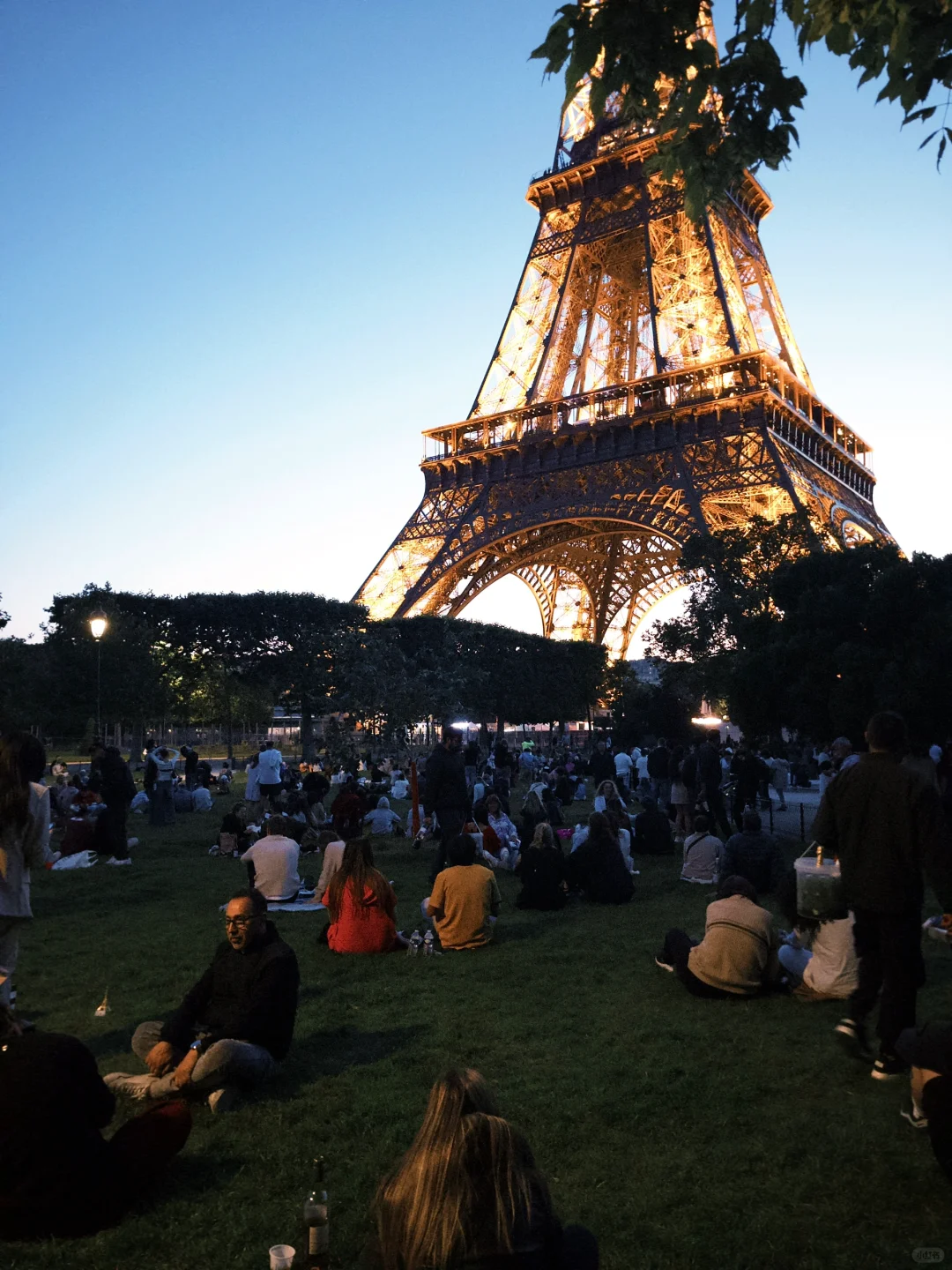 巴黎隐藏玩法：在草坪上吹风，等铁塔亮灯