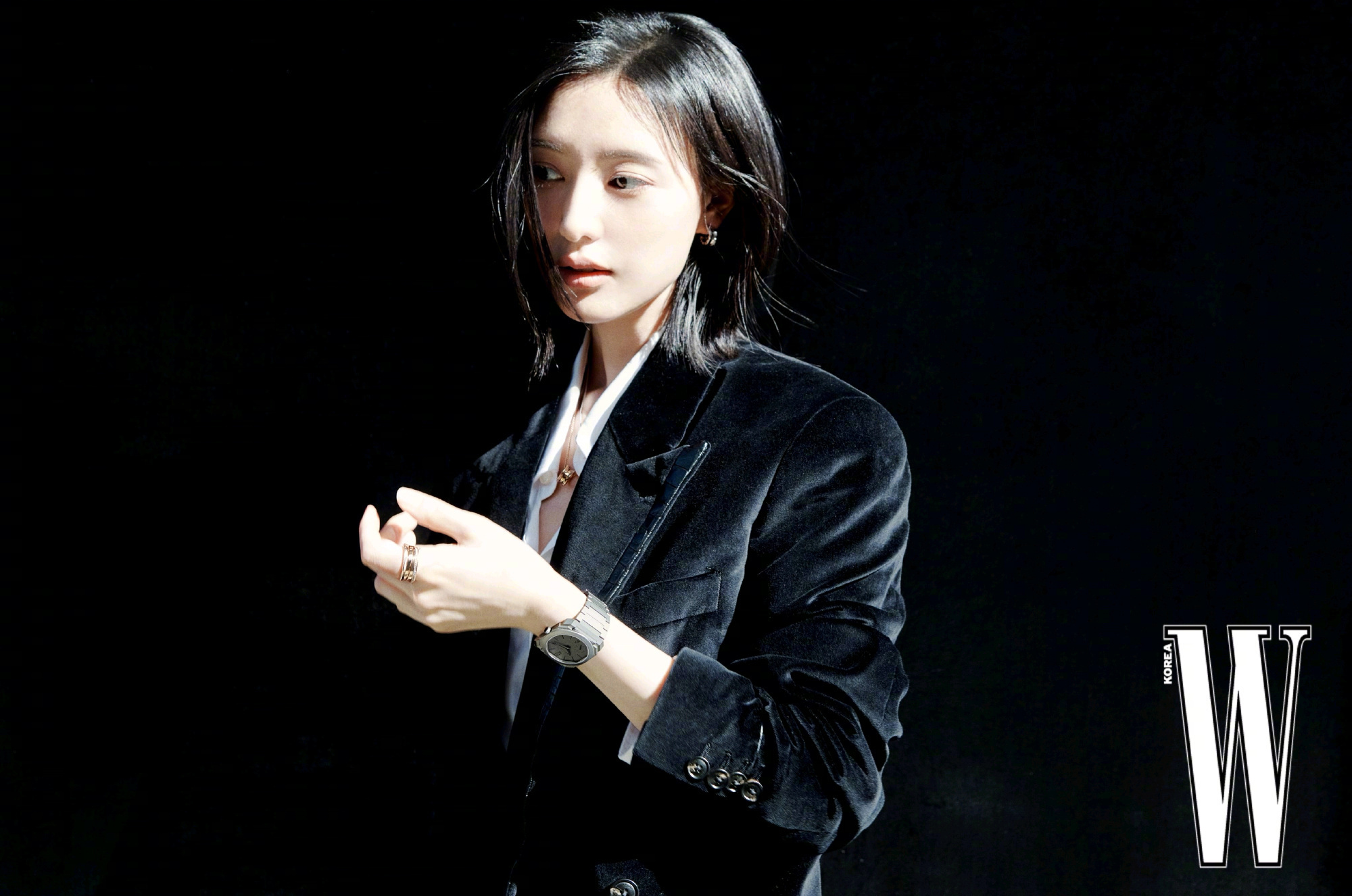 金智媛 ×  W Korea 十月刊封面大片演绎宝格丽珠宝及腕表画报，清冷孤傲气