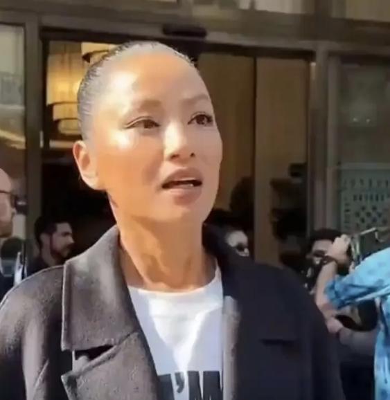 经常见瞿颖把头发梳的贴在头皮上，显现出了头型，跟非洲人有一拼！
如今54岁的瞿颖