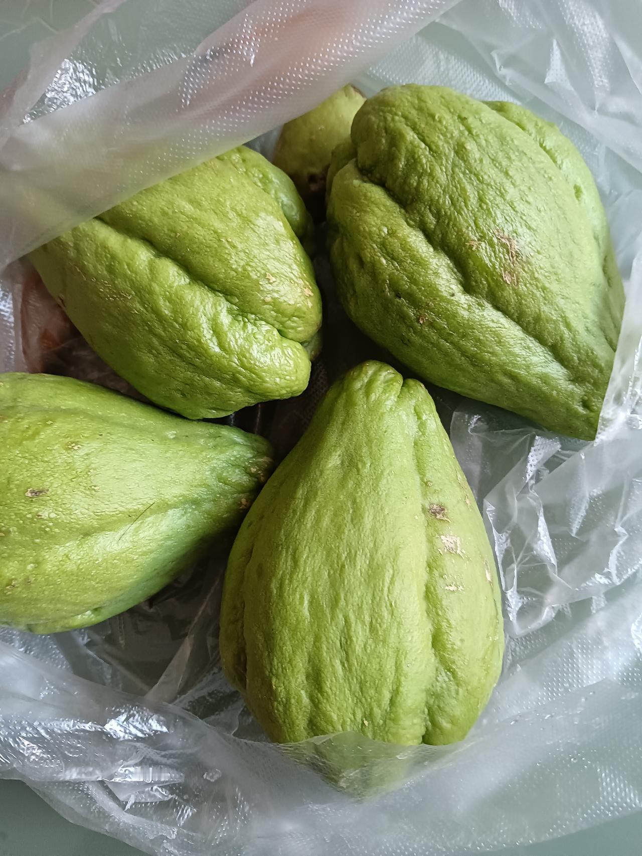 菜市场摆摊卖什么根本想不到，菜市场买回来的佛手瓜非常耐放，二十多天了，还如此新鲜