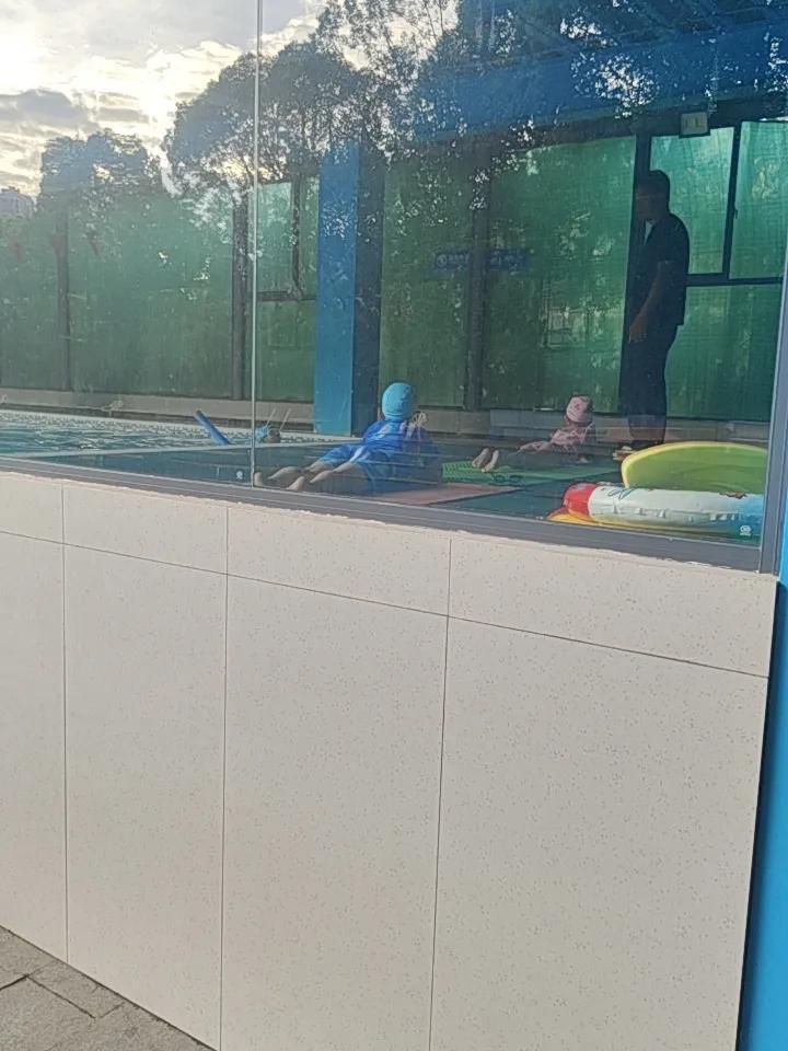 今天带着小孩子来游泳馆里面来学习游泳的第一天，看看他学的怎么样？期待他能很快学会