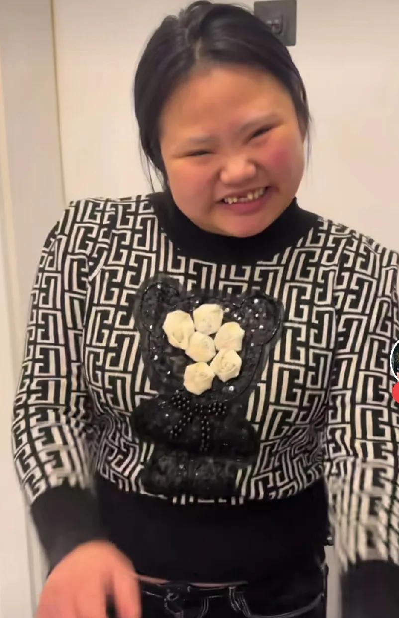 与众不同的人，都是让人一眼难忘，嘟嘟妹，靠着缺掉的两颗门牙，让我对她记忆犹新。