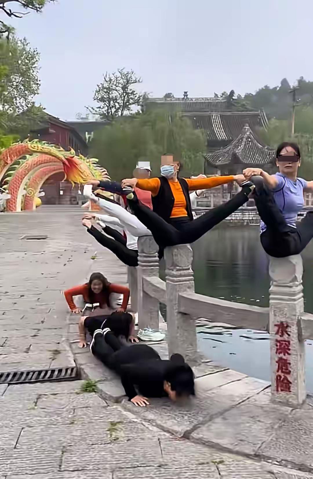 护栏当瑜伽垫？百泉景区这波操作，直接把全网看傻了！就这样公共环境叉开腿，好看吗？