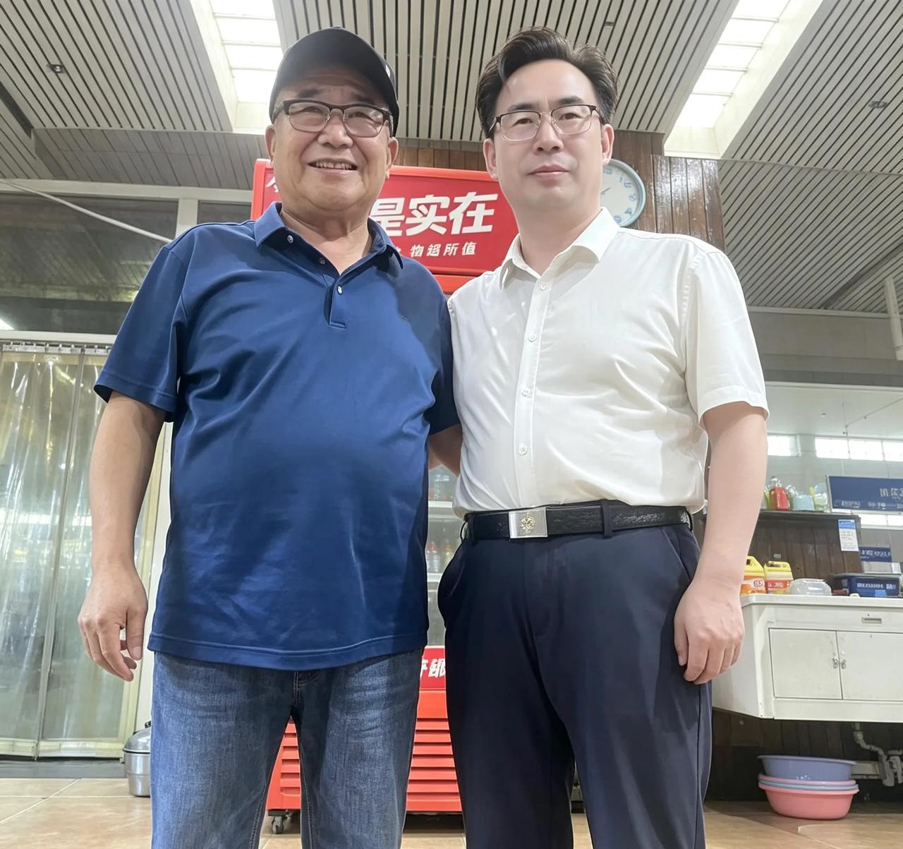 任丘车站别刘泽普
文｜孙玉良
任丘车站举杯时
执手无言两相知
十载兄弟如骨肉
一