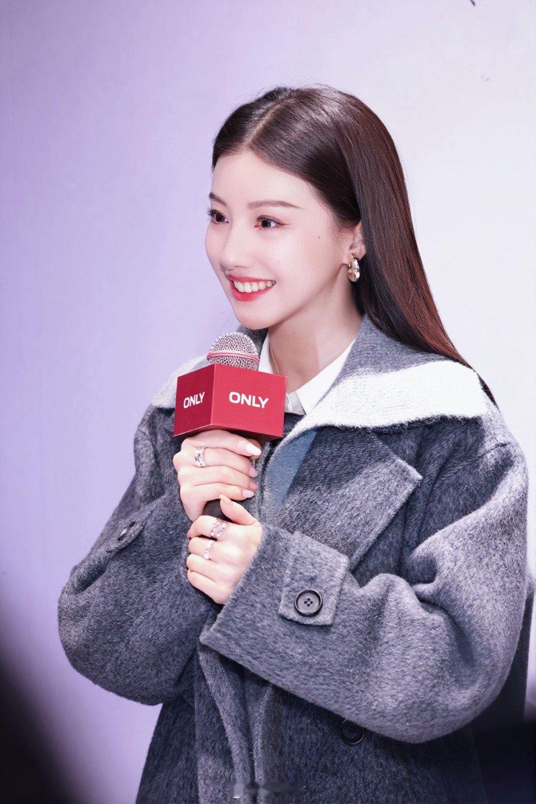 这哪里是路透，分明是王鹤润的“颜值纪实”！每一张生图都精致得如同电影截图，骨相皮