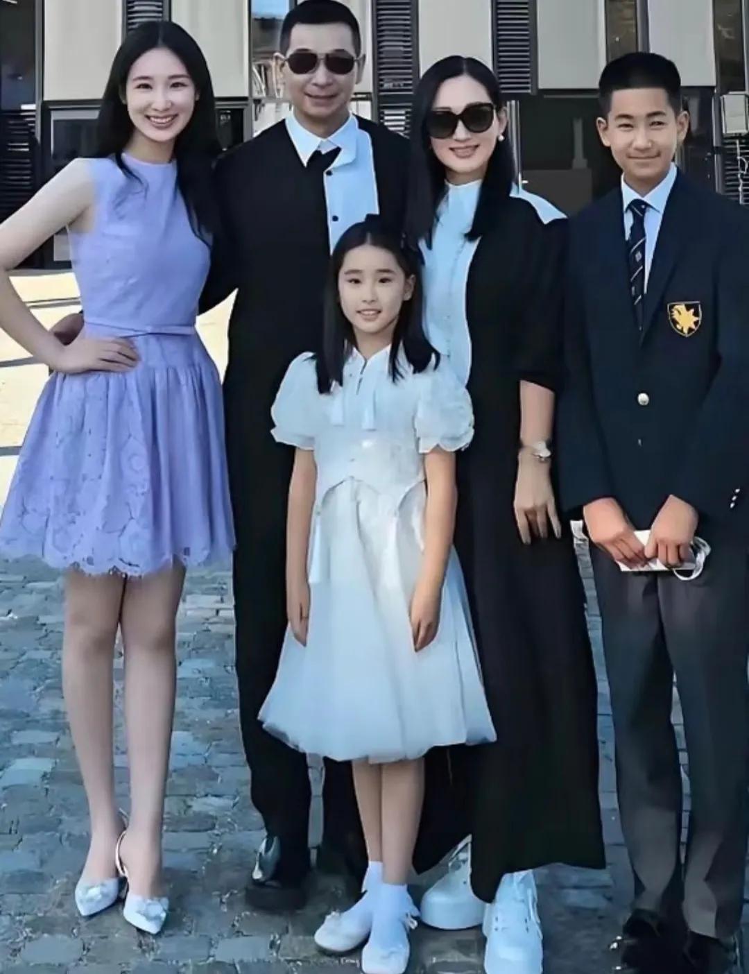 赵文卓一家人都很有古典气质，这一家子，男人像男人，女人像女人，儿子像儿子，闺女像